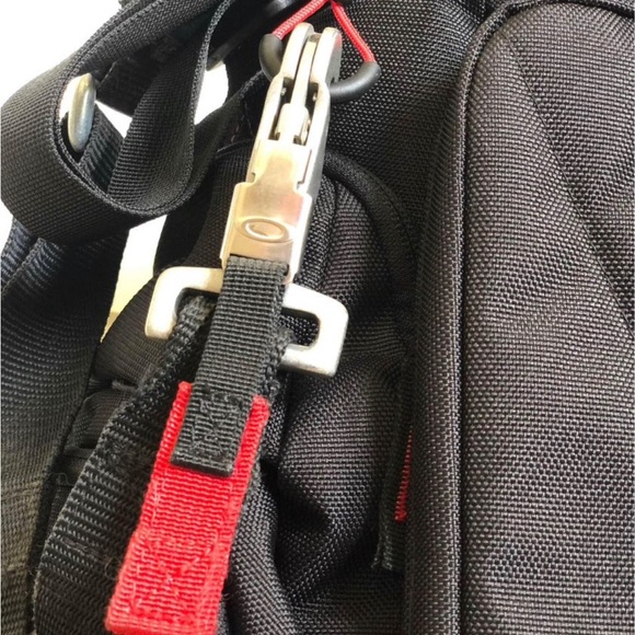 Rare Oakley official Military Breach Range Transport Duffle Bag Black/Red - Picture 5 of 10